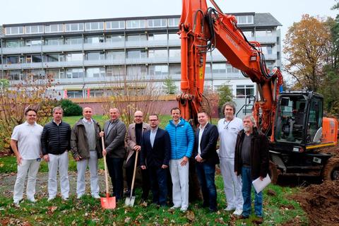 Mit dem symbolischen ersten Spatenstich beginnt die Sanierung der ATOS Orthopädischen Klinik in Braunfels.  Foto: Atos Klinik Braunfels 