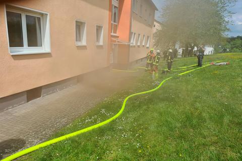 Auch die starke Rauchentwicklung muss die Feuerwehr in Bonbaden bekämpfen. Foto: Feuerwehr Braunfels 