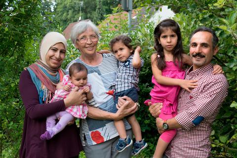 Seit vier Jahren kümmert sich Bruni Heinz um Flüchtlinge, die vornehmlich in Braunfels untergebracht wurden. Hier zu sehen ist sie mit der ersten Familie, die sie betreut hat und zu der sie heute eine enge Freundschaft pflegt.  Foto: Sabrina Schäfer 