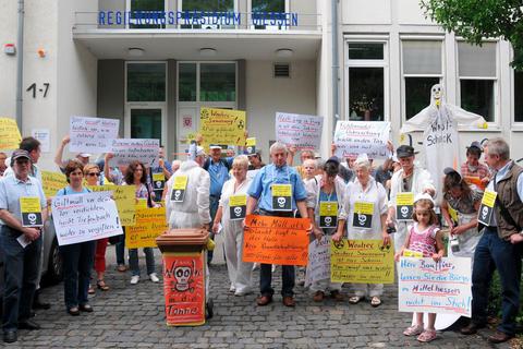 Fast sechs Jahre ist es her, dass Tiefenbacher Bürger vor dem Regierungspräsidium in Gießen protestiert haben. Seit Januar 2018 läuft der Woolrec-Prozess.  Foto: Kurz 