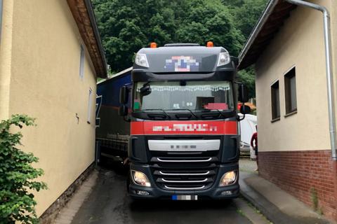 Ein Lkw steckt auf der schmalen Ginsterbergstraße in Tiefenbach fest, hat bei Versuch die Engstelle zu passieren bereits die Regenrinne an einem Haus beschädigt.  Foto: Dirk Wüstenbecker 
