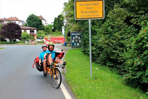 Malte (l.) und Tilmann erreichen Neukirchen. Foto: Siegbert Bender 