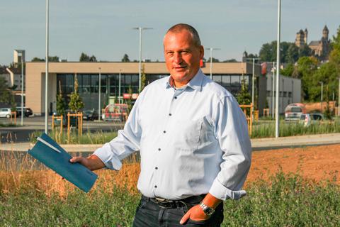 Bürgermeister Christian Breithecker vor dem Nahversorgungszentrum Philippswiese in Braunfels. Es ist eines der Projekte, die bereits abgeschlossen sind.  Foto: Katrin Dauer/Stadt Braunfels 