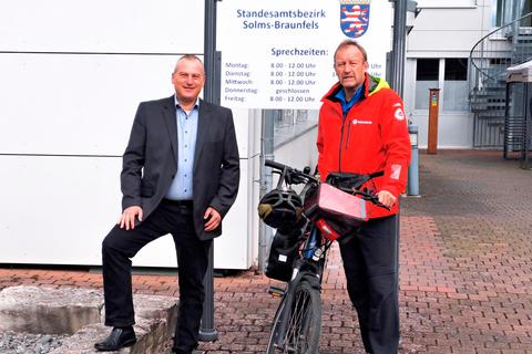 Radfahren wird auch in Braunfels immer beliebter: Bürgermeister Christian Breithecker (links) ernennt Peter Schubert zum ehrenamtlichen Radverkehrsbeauftragten in Braunfels. © Stadt Braunfels