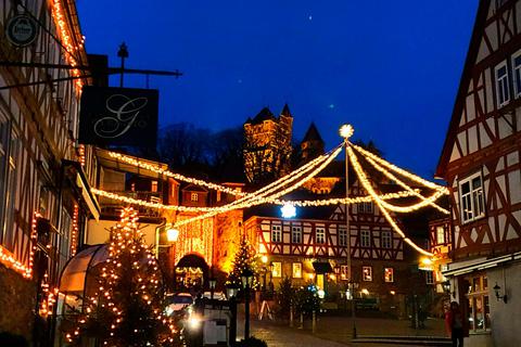 Dank Umstellung auf LED-Lichter wird die Weihnachtsbeleuchtung auch in diesem Winter Braunfels erhellen. Foto: Stadt Braunfels 