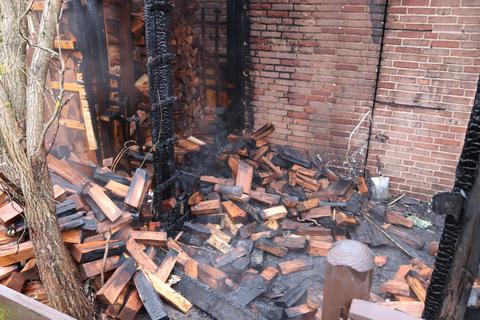 Das Feuer, das sich über das Kaminholz ausbreitete, hat die Fassade und einen Balken des Hausen beschädigt.