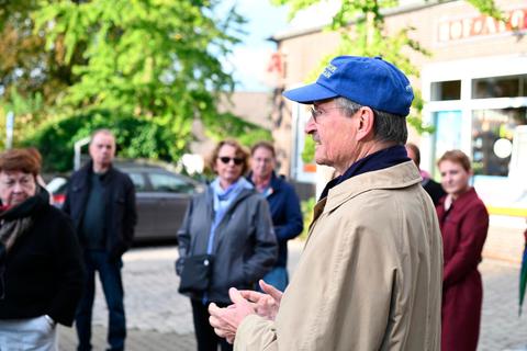 Geschichte und Geschichten: FDP-Politiker Hermann Otto Solms erläutert Besuchern Historisches zum Adelsgeschlecht der Solmser.  Foto: Jenny Berns 