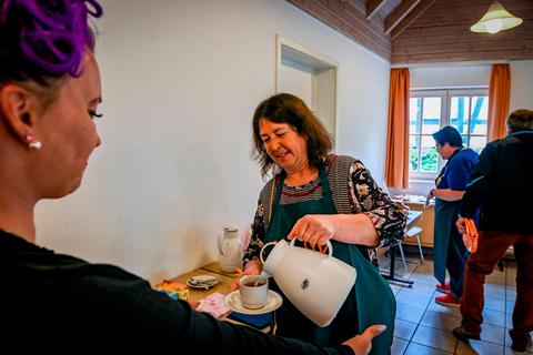 Das Tafelcafé in Braunfels nimmt seine Arbeit wieder auf: Am Donnerstag versorgen die ehrenamtlichen Helfer, wie Monika Hauk (r.) vom Freiwilligenzentrum Mittelhessen, Besucher mit Tee, Kaffee und Kuchen.  Foto: Jenny Berns 