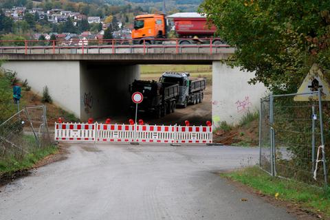 Die alte Unterführung der Bundesstraße 49 an der Abfahrt Leun ist nun für den landwirtschaftlichen Verkehr gesperrt.  Foto: Anna-Lena Fischer 
