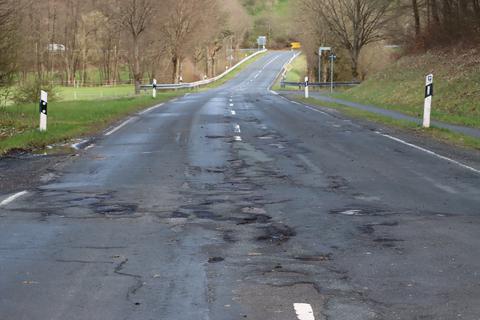 Seit dem 24. April ist die K68 von Amdorf nach Erdbach gesperrt. Der Lahn-Dill-Kreis saniert die Straße. Die Arbeiten werden jetzt abgeschlossen und der Weg zwei Wochen früher als ursprünglich geplant wieder für den Verkehr freigegeben. 