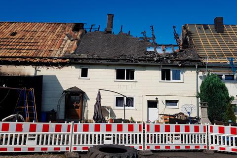 Die Scheune (links), in der am Freitagmittag das Feuer in dem Wohnkomplex in Rabenscheid ausbrach, ist einsturzgefährdet. Auch das Wohnhaus selbst ist nicht mehr zu retten. Zudem ist auch das angrenzende Nachbargebäude nicht nutzbar.  Foto: Christoph Weber 