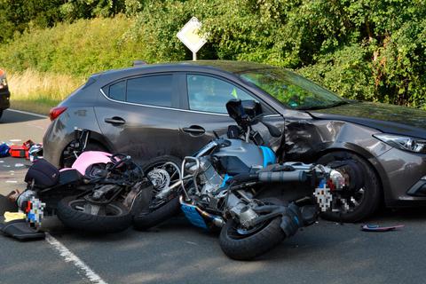 Die beiden Motorräder prallten in die rechte Seite des Mazda. Foto: Jörg Fritsch 