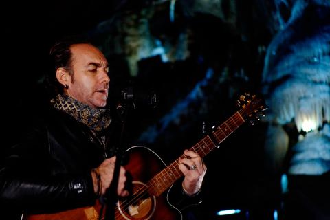 Gitarrenmusik im "Herbstlabyrinth": Der australische Sänger und Songwriter Jai Larkan spielt in der Schauhöhle. © Jai Larkan