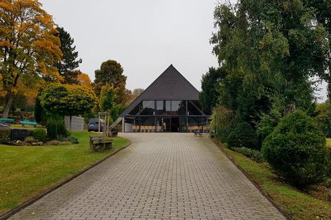 Vor die Breitscheider Friedhofskapelle soll ein Vordach gebaut werden, damit bei schlechter Witterung mehr Beerdigungsgäste im Trockenen stehen können. Basis für alle finanziellen Berechnungen sind über den Ortsbeirat organisierte Eigenleistungen. Das gilt auch für ähnliche Pläne in den Ortsteilen Erdbach und Medenbach.  Foto: Christoph Weber 