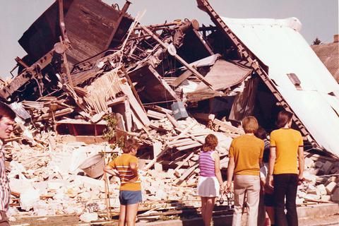 Die Güterwaggons schieben das komplette Dach vom Haus. In den Trümmern stirbt am 13. August 1973 Anna Stunz.