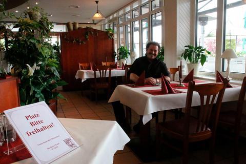Freut sich darauf, nach acht Wochen wieder Gäste im Haigerer Restaurant "Bacco" bedienen zu dürfen: Peuccio Pariti.  Foto: Frank Rademacher 