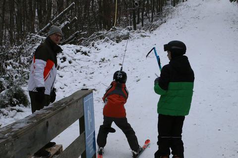 Christoph Vehse (l.) hilft an der Talstation des Ewersbacher Skilifts dem Nachwuchs beim „Aufsteigen”.
