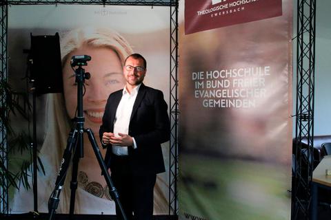 Online-teaching: Rektor Andreas Heiser im neuen Filmstudio der Theologischen Hochschule in Ewersbach.  Foto: Frank Rademacher 