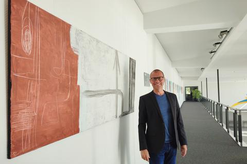 Rektor Professor Andreas Heiser in der Schau: Mit der Ausstellung „Dancing with Discomfort“ ist der abstrakte Maler Jannik Trapp zu Gast im Kronberg-Forum in Ewersbach.
