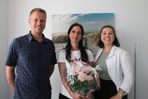 Karin Ziegler (r.) und Micha Roth vom Verein "Das Projekt" bedanken sich bei Jelika Müller für ihre schnelle Hilfe für einen stark alkoholisierten Jungen. 