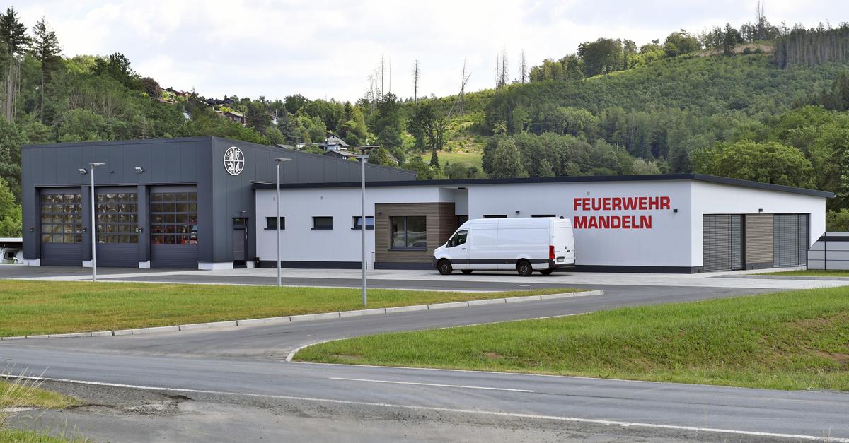 Neues-Feuerwehrger-tehaus-in-Mandeln-eingeweiht