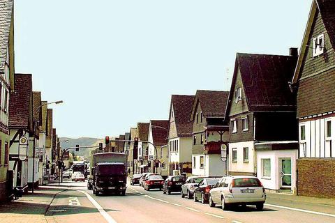 Ein Bild aus dem Jahr 2004, das Verkehrsproblem gibt es schon lange: massenweise Autos und Lastwagen auf der Bundesstraße 253 in der Ortsdurchfahrt von Frohnhausen.  Archivfoto: Dill-Post   
