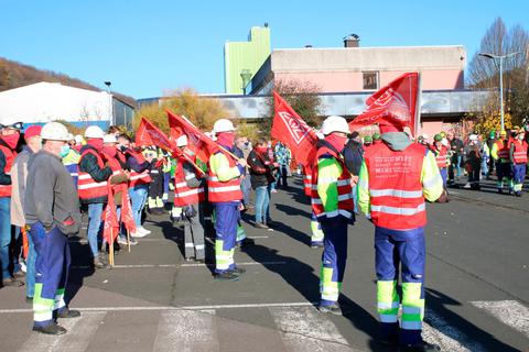 Sie bleiben kämpferisch: die Arbeiter des finnischen Stahlkonzerns Outokumpu in Dillenburg. Archivfoto: Frank Rademacher 