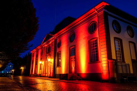 Neben dem Wilhelmsturm erstrahlt bei der "Night of Light" in Dillenburg auch das Landgestüt in der Farbe Rot.  Foto: Katrin Weber 
