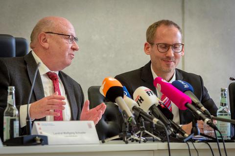 Landrat Wolfgang Schuster (links) mit dem hessischen Gesundheitsminister Kai Klose vor zwei Wochen bei einer Pressekonferenz in Wetzlar. Dort gaben sie den ersten Coronafall im Lahn-Dill-Kreis bekannt. Nun urteilt Schuster über Kloses Ministerium: "Es ist nicht mehr und nicht weniger als eine gesundheitspolitische Selbsthilfegruppe."  Archivfoto: Malte Glotz 