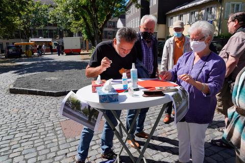 1002 Unterschriften in einer Woche gesammelt: Karin Pflug (r.) kämpft für einen neuen Standort des Brunnens am Wilhelmsplatz in Dillenburg. Foto: Katrin Weber 