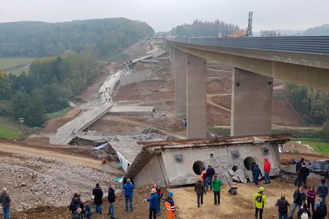 Die Sprengung eines Teils der Talbrücke Eisern bei Siegen am Sonntagvormittag ist wie geplant abgelaufen. Foto: Christoph Weber 