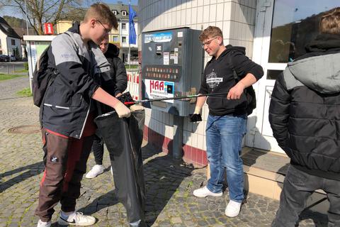 Insgesamt 400 Schüler sind am Donnerstag in Dillenburg unterwegs gewesen, um Müll zu sammeln. 