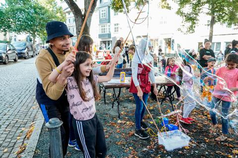 Spielfest auf Dillenburgs Wilhelmsplatz: Auch beim Riesenseifenblasen-Herstellen haben die Kinder viel Spaß. Foto: Katrin Weber 