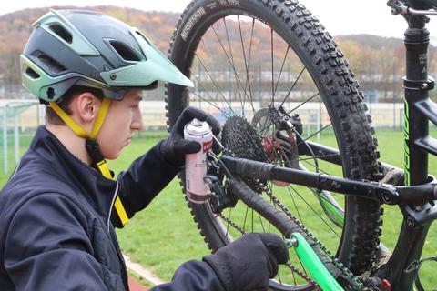 Gut geölt, ist halb gefahren: Auch die Pflege der Räder ist in der „Bikeschool“ am Dillenburger Gymnasium ein wichtiges Thema. Hier fettet gerade Mylchailo Kouhevnyi die Kette seines Mountainbikes ordentlich ein.