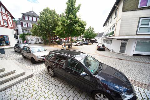 Problemzone: Auf dem Hüttenplatz in der Dillenburger Innenstadt gibt es drei offizielle Parkplätze. Doch seit einigen Jahren stellen Autofahrer ihre Pkw widerrechtlich auch auf anderen freien Flächen dort ab. Foto: Katrin Weber 