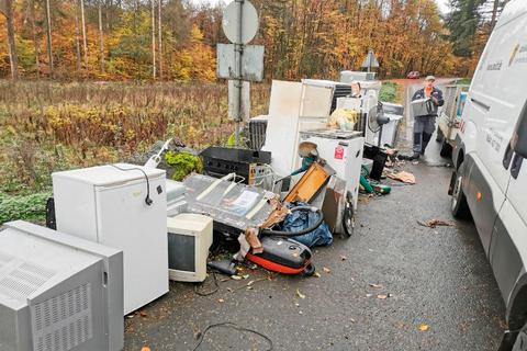 Die Annahmestelle war geschlossen: Mitarbeiter der Abfallwirtschaft Lahn-Dill sammeln illegal vor der Deponie Schelderwald abgeladenen Elektroschrott ein. Foto: Abfallwirtschaft Lahn-Dill 
