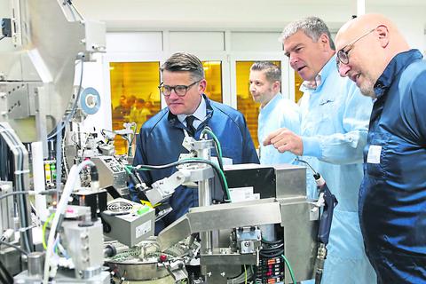 Einblicke in die Hightech-Produktion der Dillenburger Isabellenhütte: Hessens Ministerpräsident Boris Rhein (links) lauscht den Ausführungen von Thilo Gleisberg (Dritter von links) ebenso aufmerksam wie der Landtagsabgeordnete Jörg Michael Müller (rechts) aus Herborn.