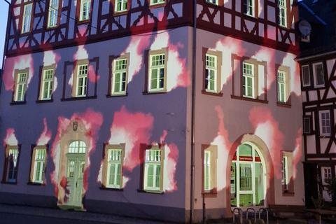 Mit einer Fassadenprojektion des Künstlerpaars Kulcsar will die Oranienstadt Dillenburg am 7. Juli und 18. August an den Stadtbrand erinnern.