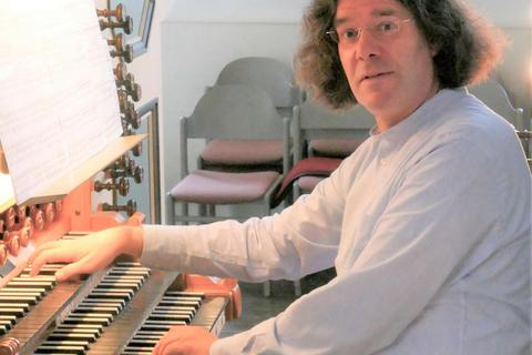 Liefert bei seiner "Orgelsommer"-Premiere eine grandiose Vorstellung an der Oberlinger-Orgel ab: Ralf Bibiella. Foto: Helmut Blecher 