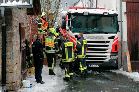 Einsatzkräfte der Feuerwehr bemühen sich, den festsitzenden Tankwagen wieder flott zu bekommen.  Foto: Jörg Fritsch 