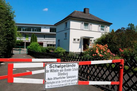 Der Lahn-Dill-Kreis will das Nachbargrundstück der Wilhelm-von-Oranien-Schule in Dillenburg kaufen. Das Wohnhaus soll dann abgerissen werden. Auf dem Gelände ist eine neue Schulmensa geplant.  Foto: Jörgen Linker 