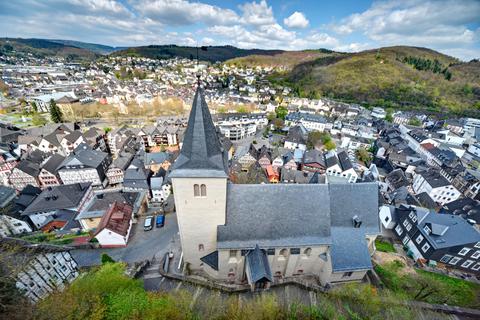 Klingen aus dem Turm der evangelischen Stadtkirche in Dillenburg im Jahr 2025 die neuen Bronzeglocken? Archivfoto: Katrin Weber 
