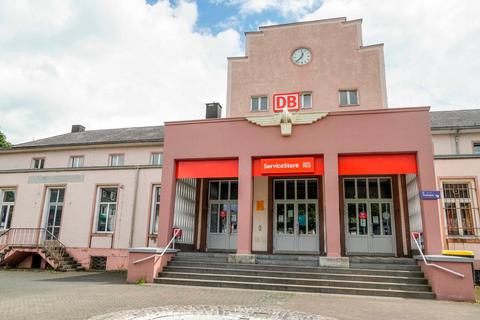 Der Dillenburger Bahnhof: Hier haben zwei Jugendliche rechtsradikale Parolen und Hakenkreuze an Wände geschmiert. © Katrin Weber