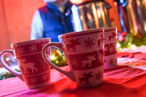 Es gibt noch ein paar Fragezeichen: Ob es wieder einen "Winterzauber" in Dillenburg gibt, bei dem Besucher Glühwein in geselliger Runde trinken können, ist noch offen. Archivfoto: Katrin Weber 
