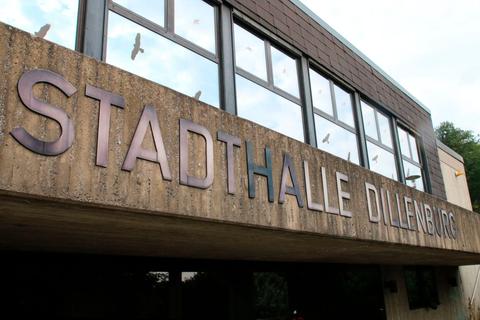 Dillenburgs Stadthalle ist seit Jahren geschlossen: Die Kommunalpolitik hofft weiter auf einen Neubau in Verbindung mit einem Hotel.  Foto: Frank Rademacher 