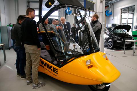 Günter Stock erklärt Kfz-Auszubildenden in den Gewerblichen Schulen die Technik seines Leichtelektromobils. Foto: Frank Rademacher 