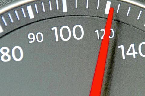 Bei 120 Stundenkilometern auf der Autobahn Fahrzeuge auf der rechten Spur zu überholen, ist gefährlich. Ein solcher Fall wurde vor dem Dillenburger Amtsgericht verhandelt.