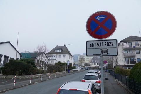 Ab Dienstag ist die Rühlstraße in Dillenburg wegen Bauarbeiten gesperrt. Parkverbotsschilder weisen darauf hin, dass dann Fahzeuge nicht mehr dort abgestellt werden dürfen. © Katrin Weber