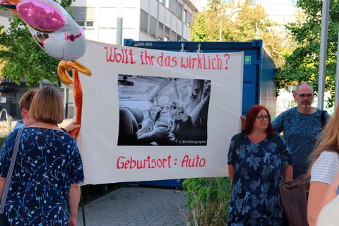 Protest: Vor der Sitzung des Kreistag-Sozialausschusses demonstrierten etwa 50 Menschen gegen eine Schließung der Geburtshilfe in Dillenburg. Foto: Christian Hoge 