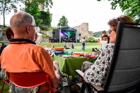 Picknick de luxe: Zum Auftakt am Freitag ließen es sich ein paar Besucher nicht nehmen, statt auf der Picknickdecke, in luxuriösen Campingmöbeln den Abend zu genießen.  Foto: Katrin Weber 